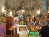 Смертным Своим естеством плачешь о друге умершем, Силой Божественной ныне вновь восставляешь его.
